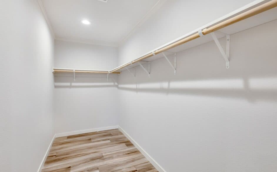 Hope r76e bedroom home features