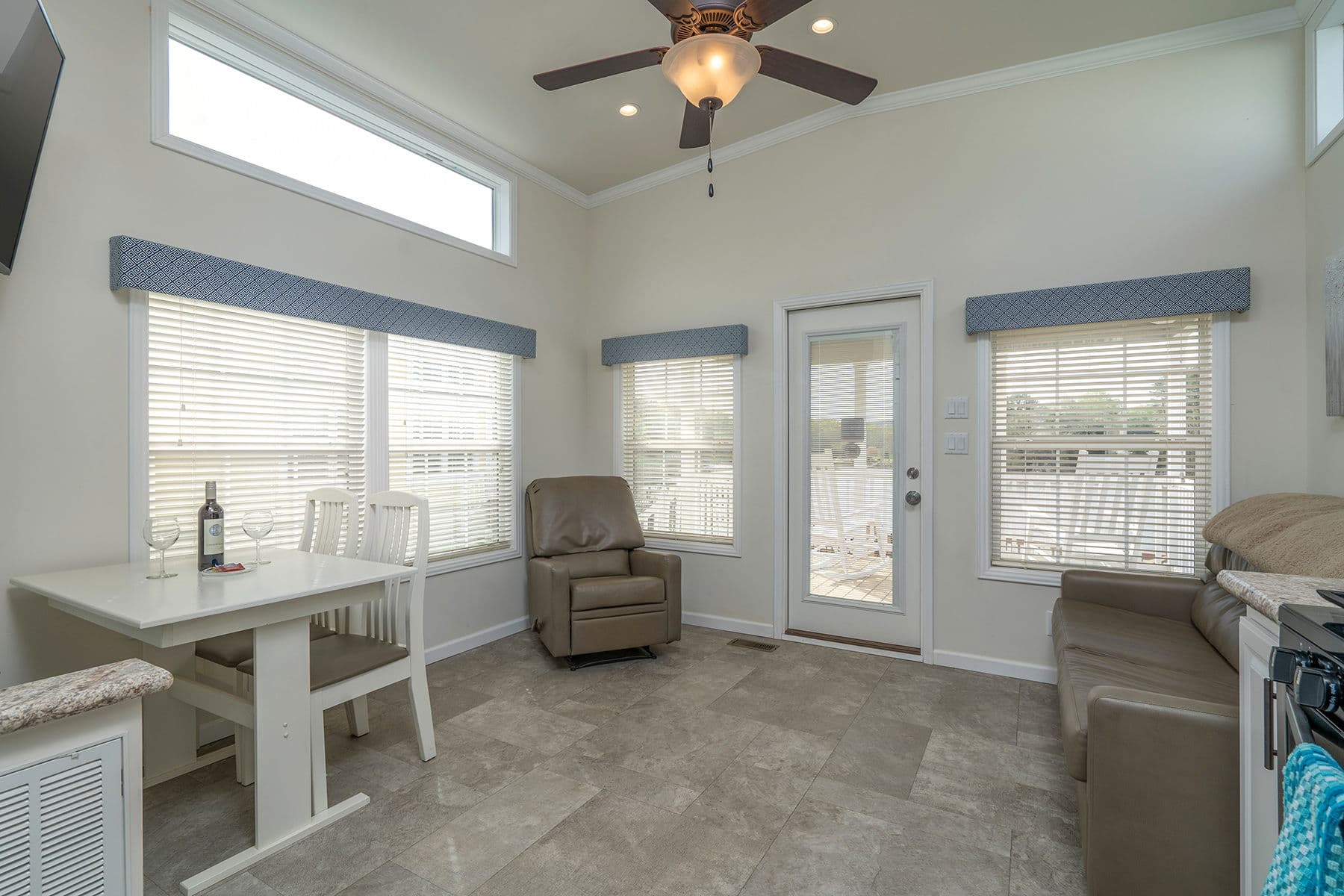 Shore park 4111 interior home features