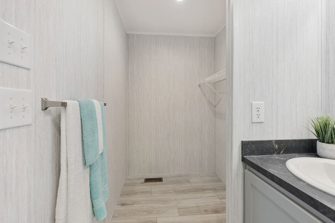 Achiever 6902 bathroom home features