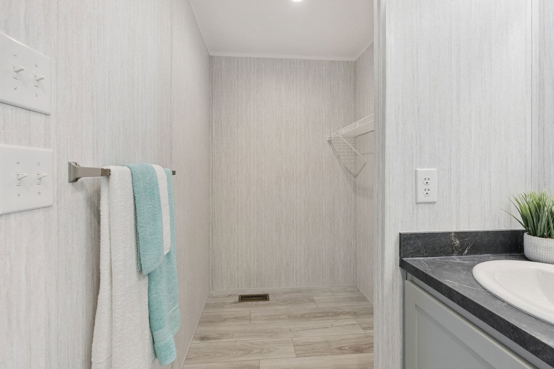 Achiever 6902 bathroom home features