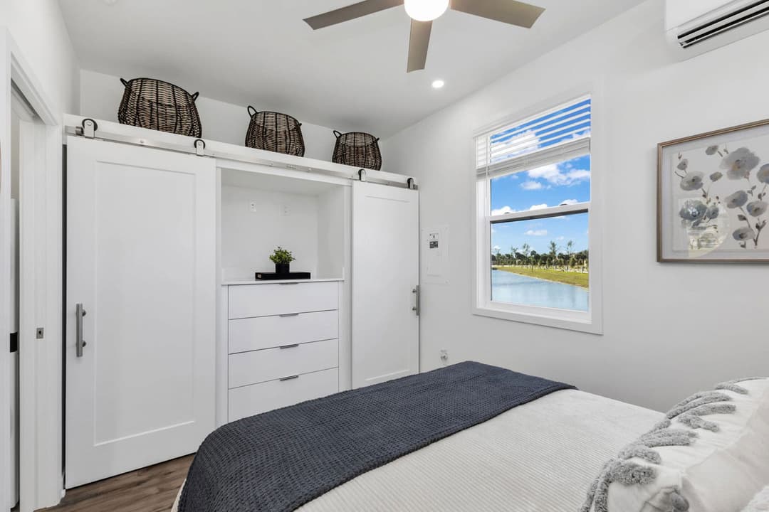 Casa blanca bedroom home features