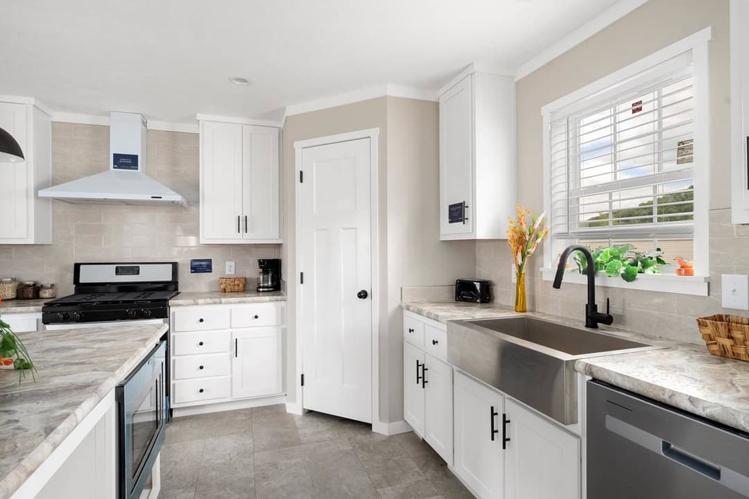 Elevate 52 kitchen home features