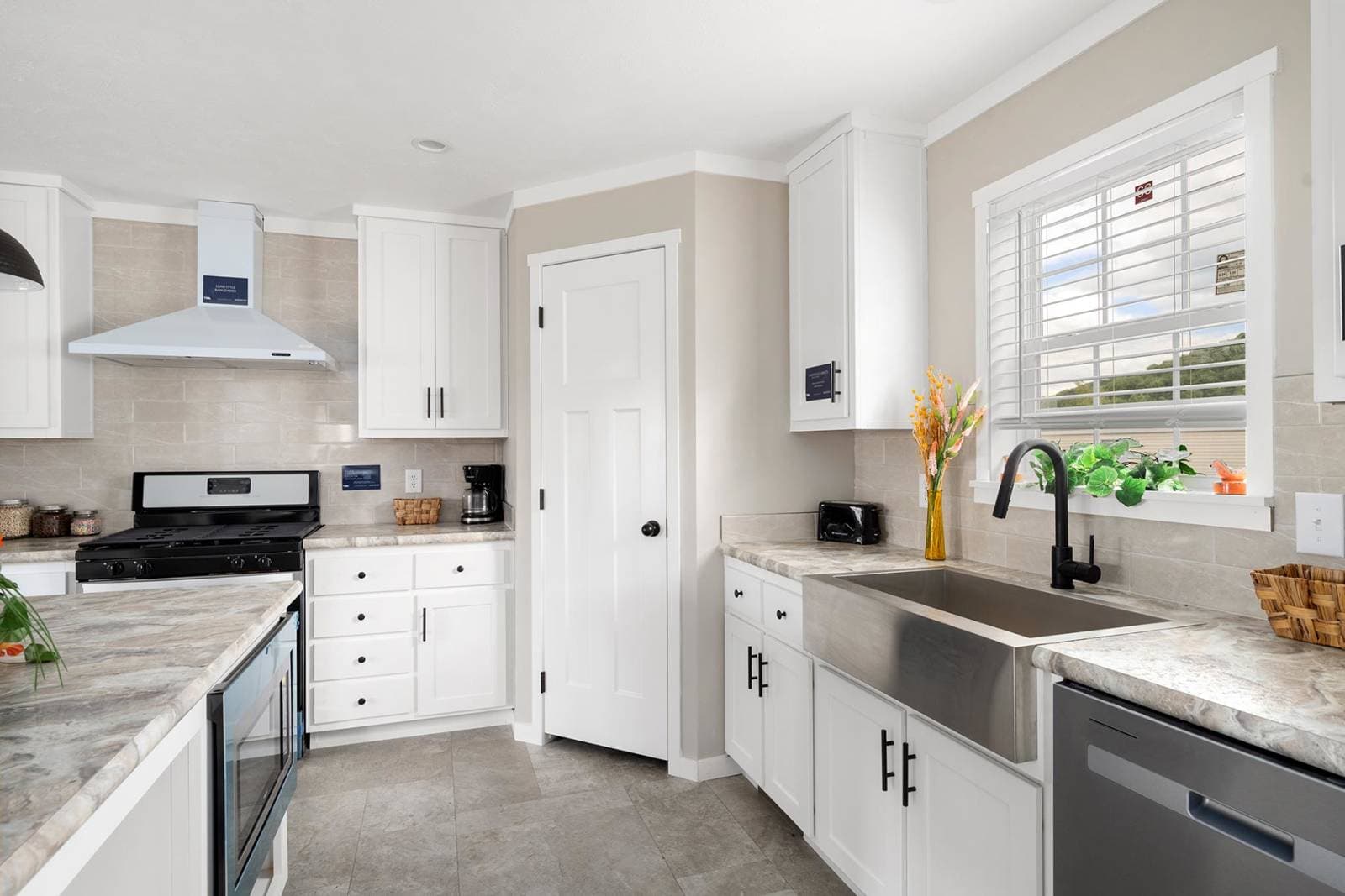 Elevate 52 kitchen home features