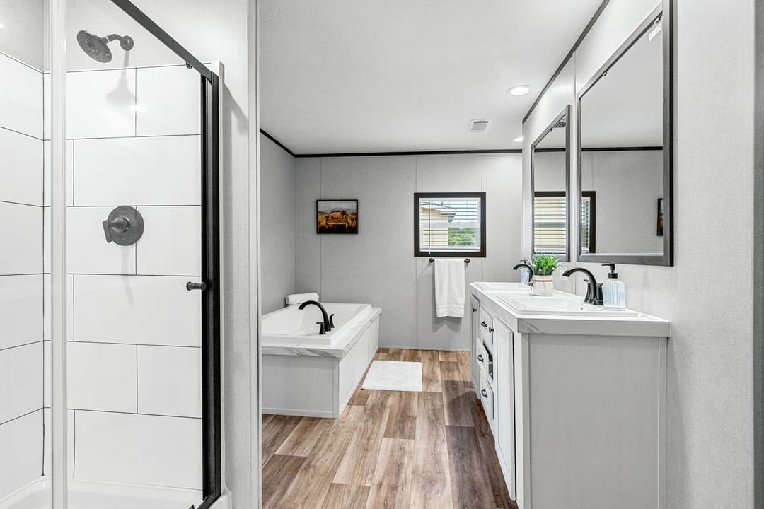 The anniversary 2.1 bathroom home features