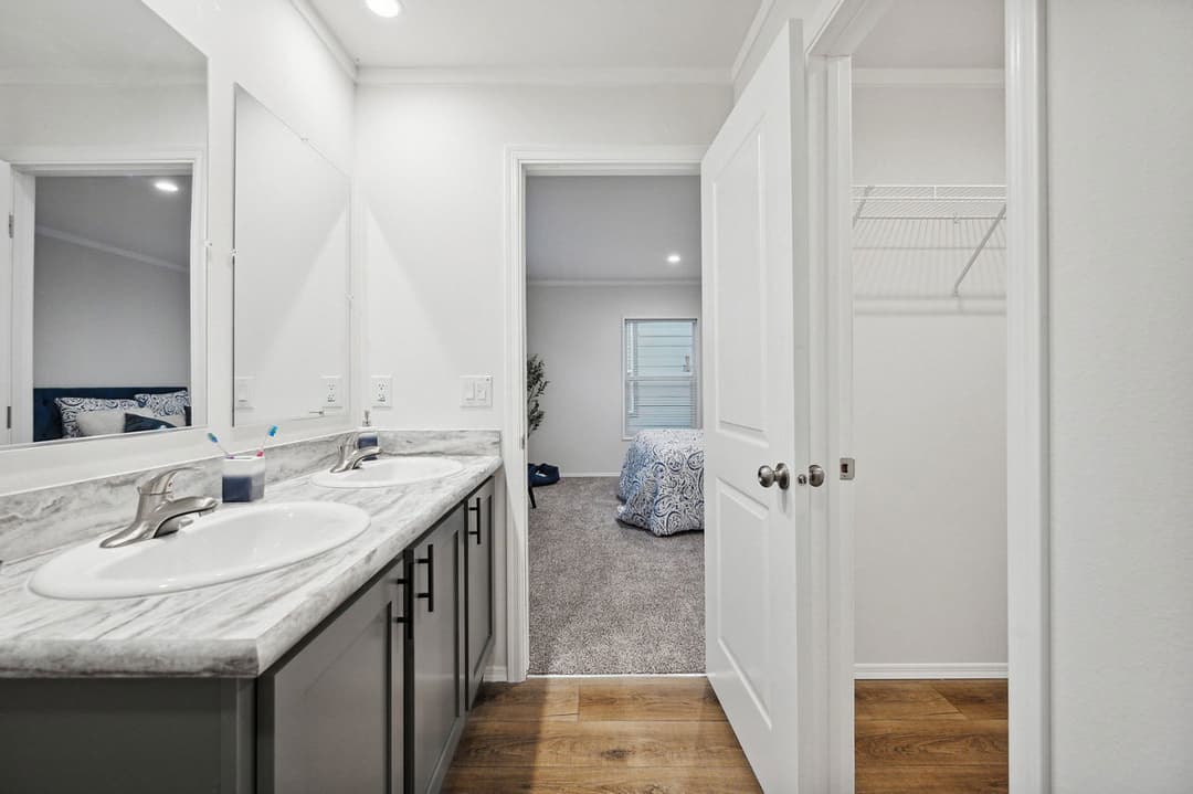 Millcreek 4400-6 bathroom home features