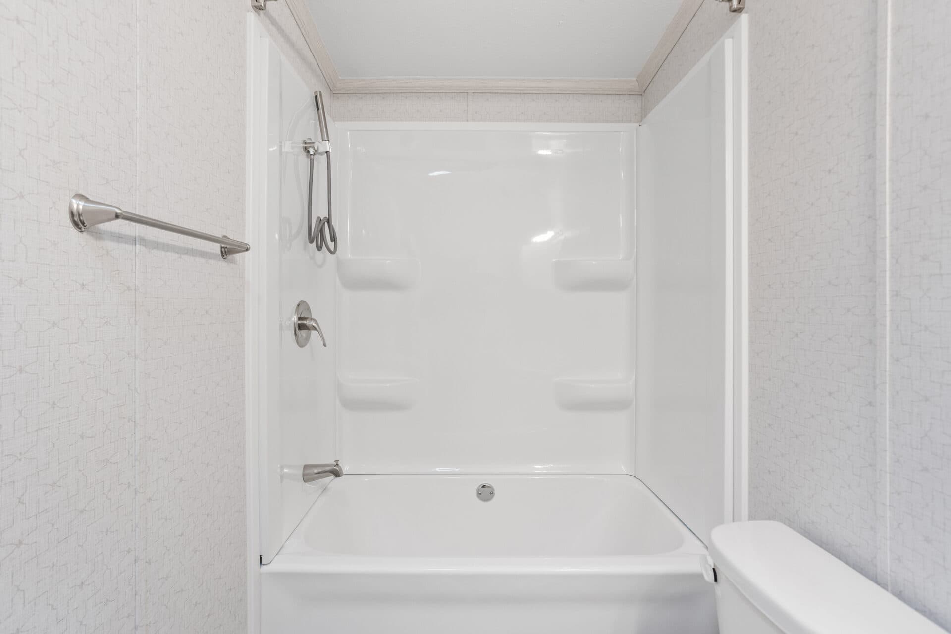 Doublewide 32×72-43a bathroom home features